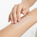 کرم آبرسان مرطوب کننده ریچ سیمپل پوست حساس و حشک روی پوست