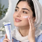 مالیدن کرم ترمیم‌کننده روی صورت
