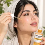 ماساژ سرم کوجیک اسید روی صورت