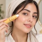 مالیدن سرم دور چشم مدیکوب با ضربات آرام زیر چشم